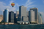 整齐明亮的天空海水大厦建筑有热气球