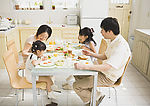 美女小孩爸爸四个人一起享受家庭的早餐