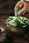 SPA 手拿绿色玛瑙石头