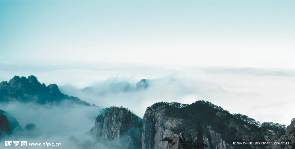 云海中的山