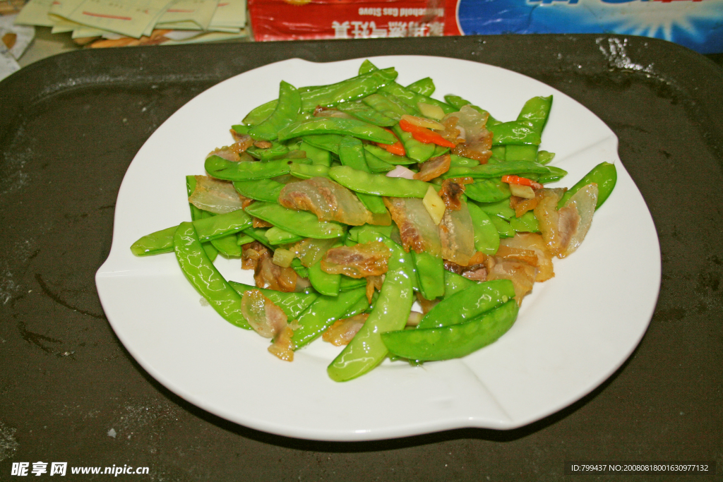 荷兰豆炒农家白腊肉