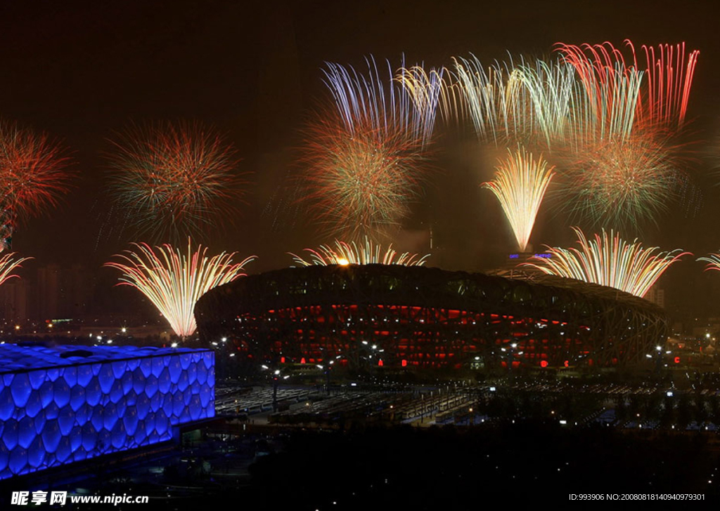 奥运会开幕式 水立方边的鸟巢焰火