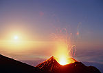 落日下的火山