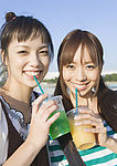 喝饮料的女孩