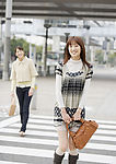 人行道上的女孩