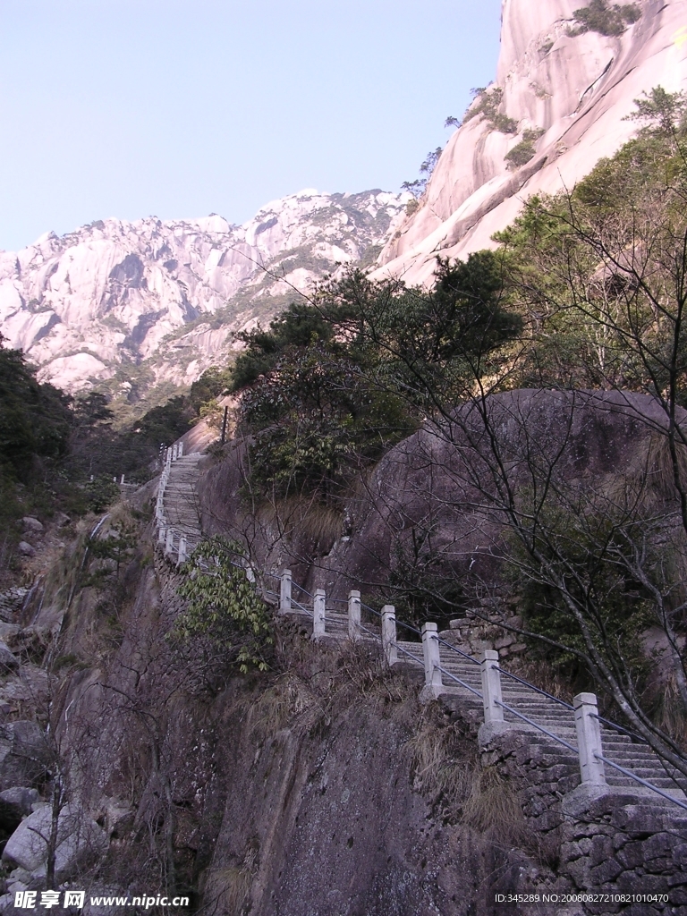 安徽黄山崖边石阶走道