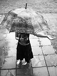 雨天打伞的女人