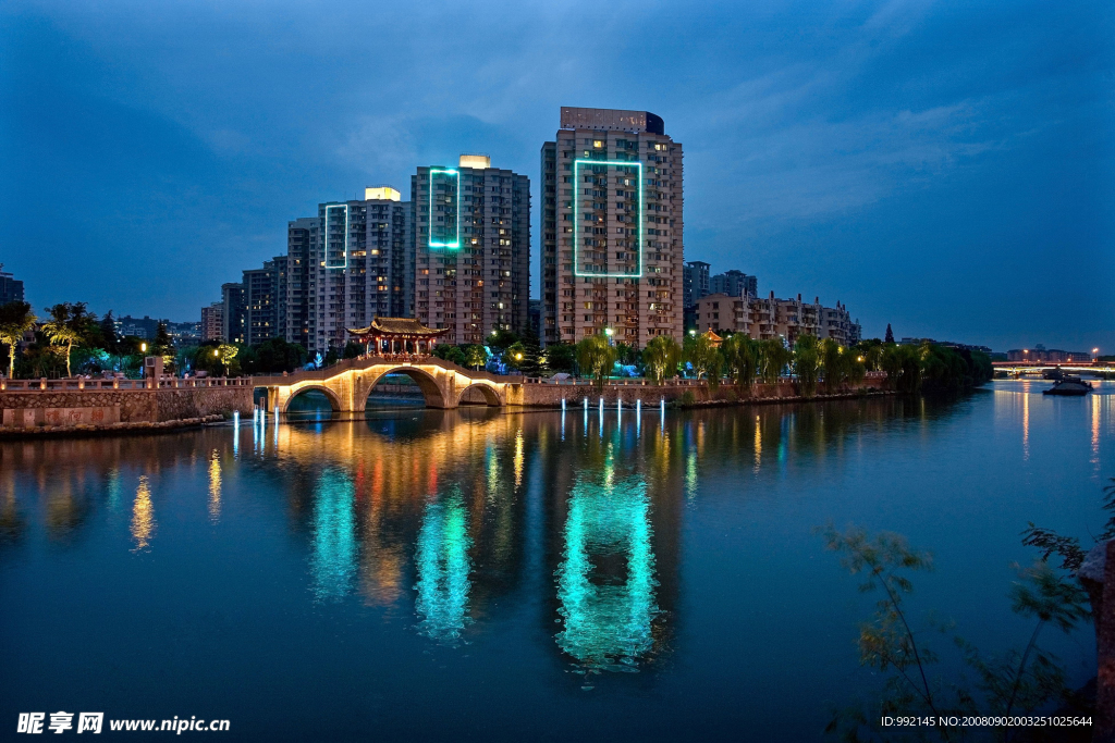 小区夜景