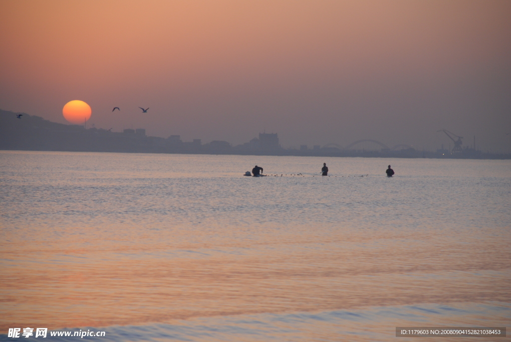 夕阳赶海