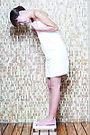 清纯美女秤体重