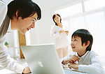 玩笔记本电脑的小孩
