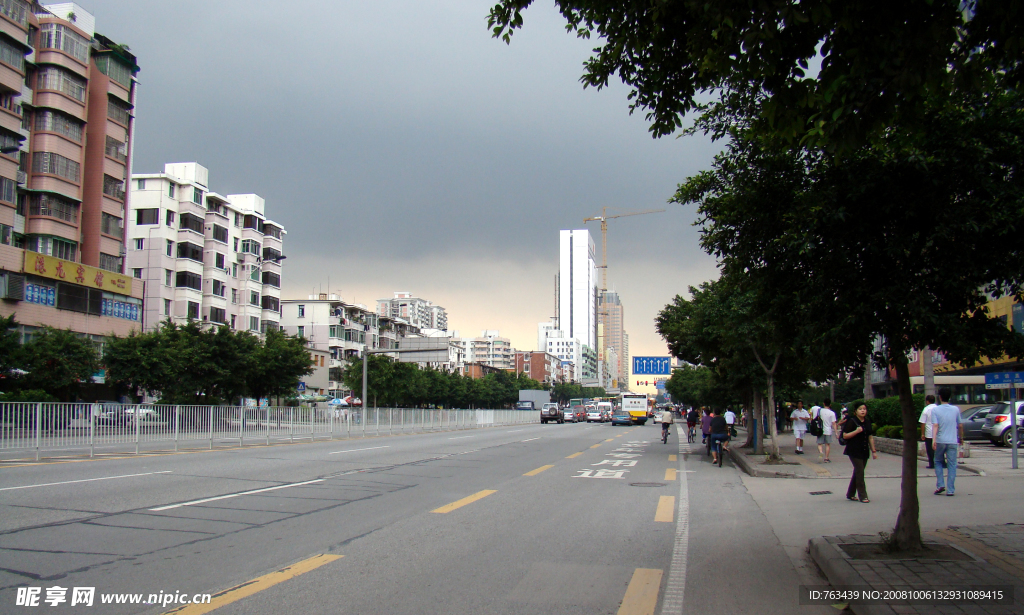 暴雨前赤岗大街