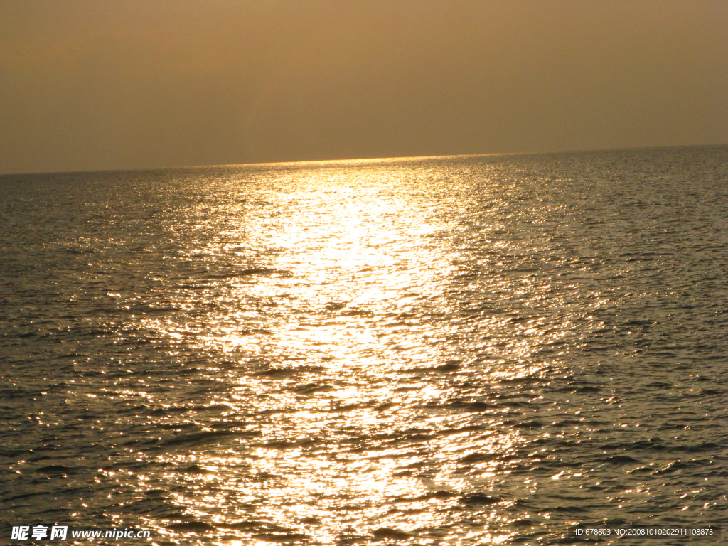 夕阳下的海水