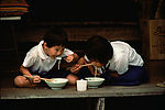 小孩吃饭