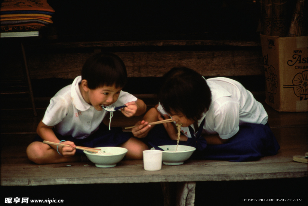 小孩吃饭