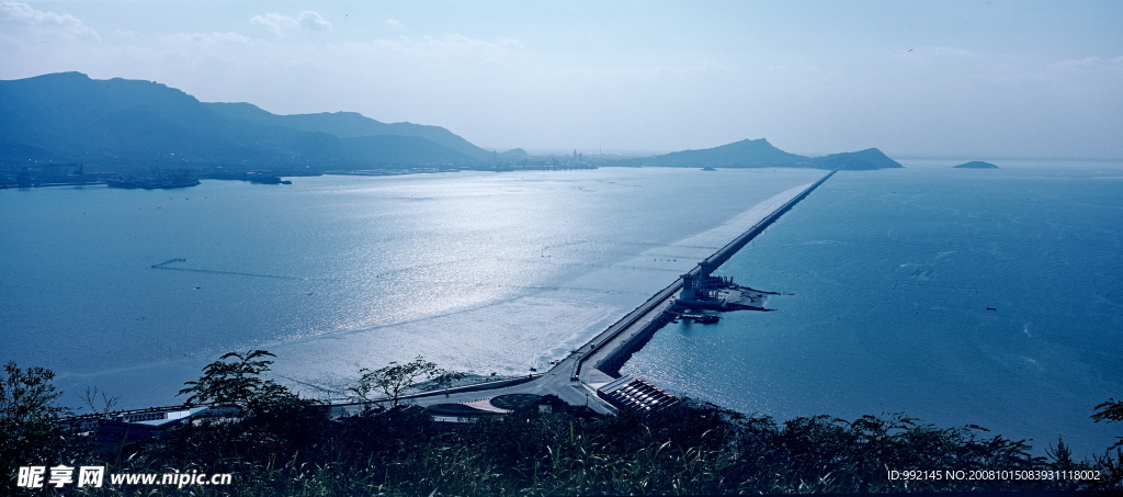 长龙卧海