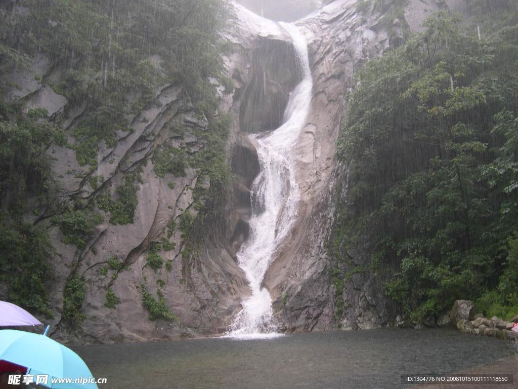 雨中黑龙潭