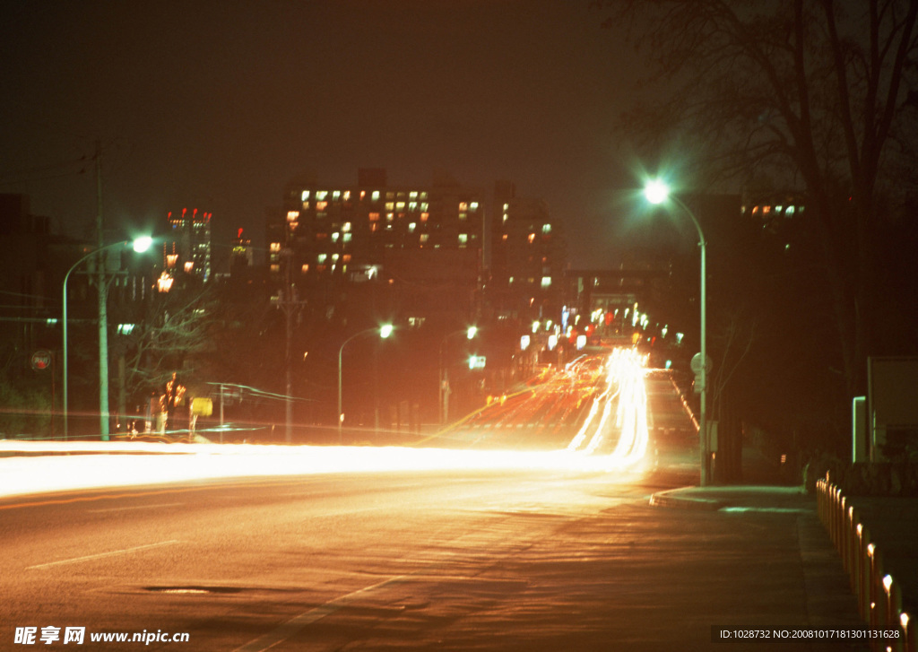 夜晚下的公路