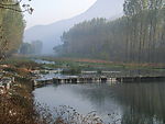晨雾中的山水秋景