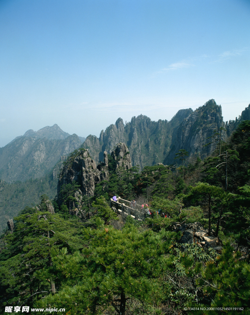 群山环抱