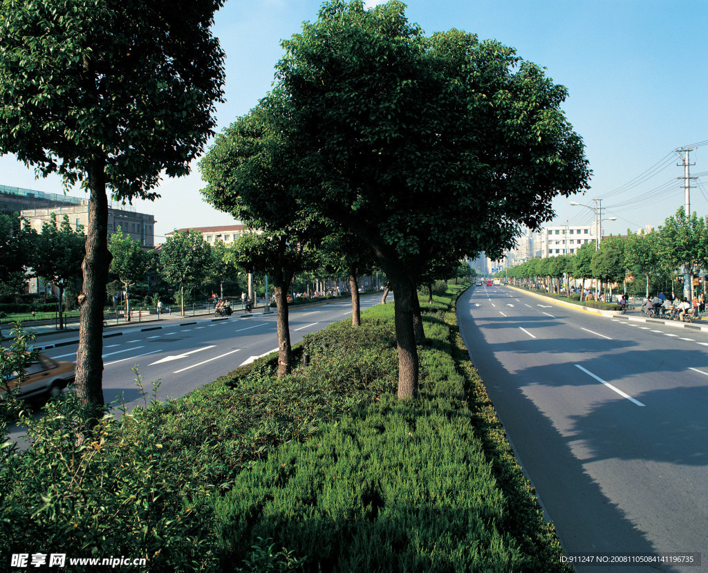马路 摄影 草地 城市 白云 天空
