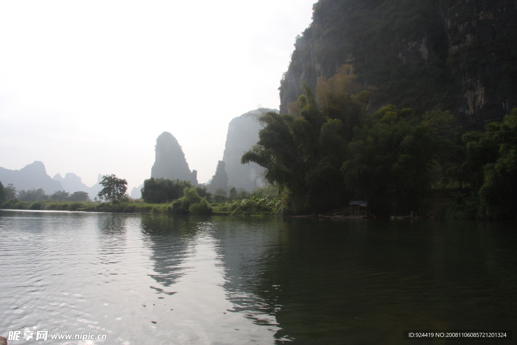 小河流水