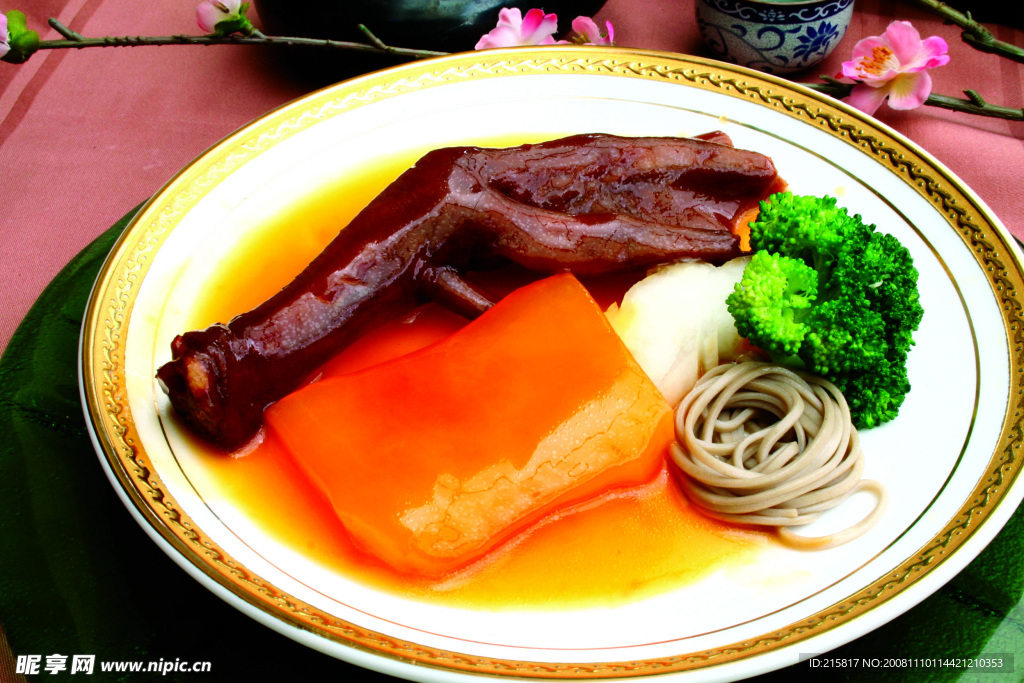 美味鱼唇扣鹅掌