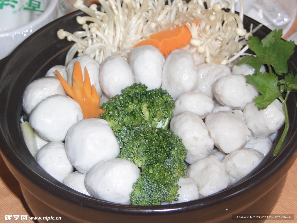 金针菇双丸煲