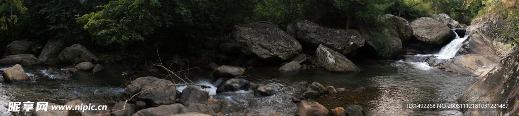小溪瀑布全景