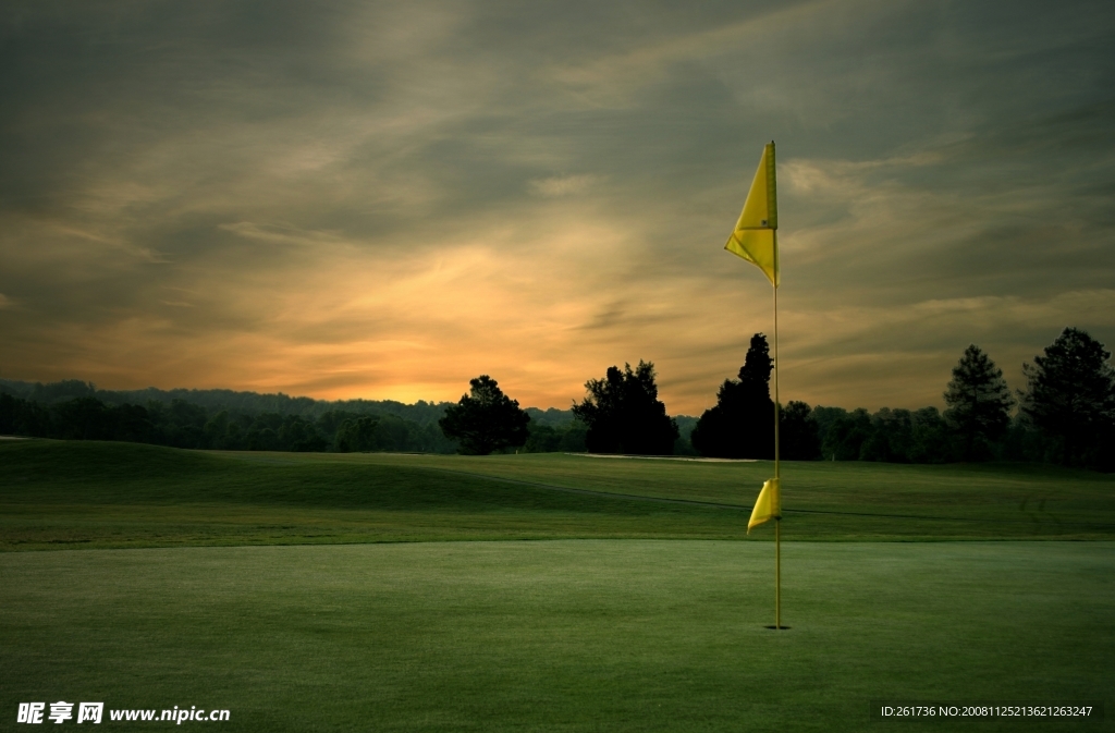 黄昏下的高尔夫球场图片素材