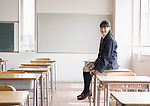 坐在桌子上的女生