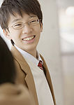 戴眼镜的男学生
