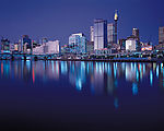 夜景倒影大楼