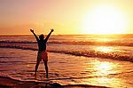 夕阳下的海边男人