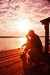 夕阳下在海边的老人