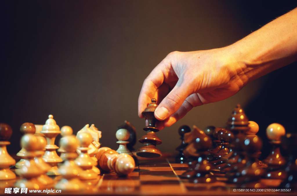 正在下棋的国际象棋的手