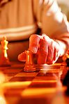 正在下国际象棋的手