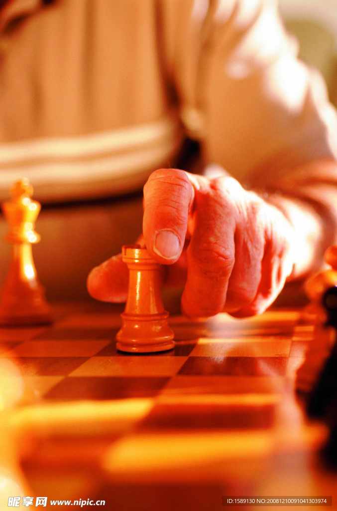 正在下国际象棋的手
