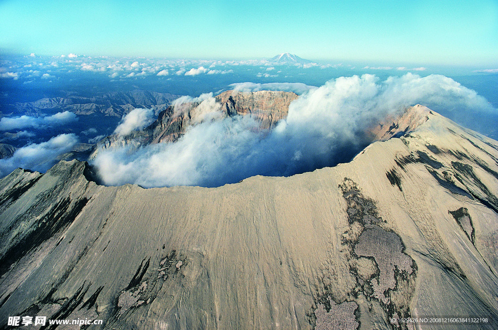 云绕火山口