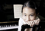 害羞的小女孩学习钢琴