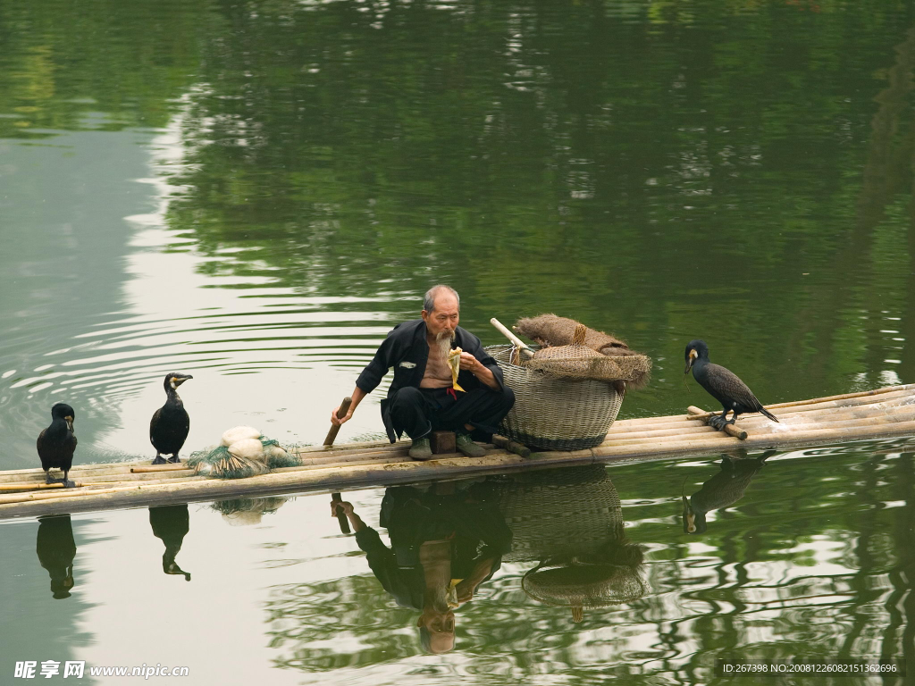 蹲在木筏上吃粽子的老渔翁
