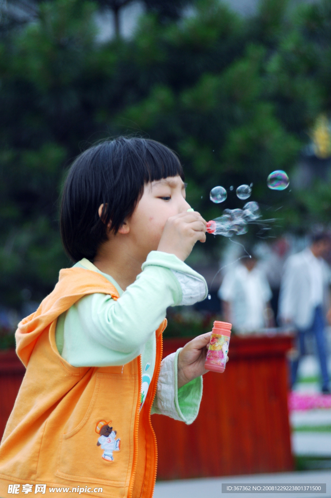 吹泡泡的小女孩