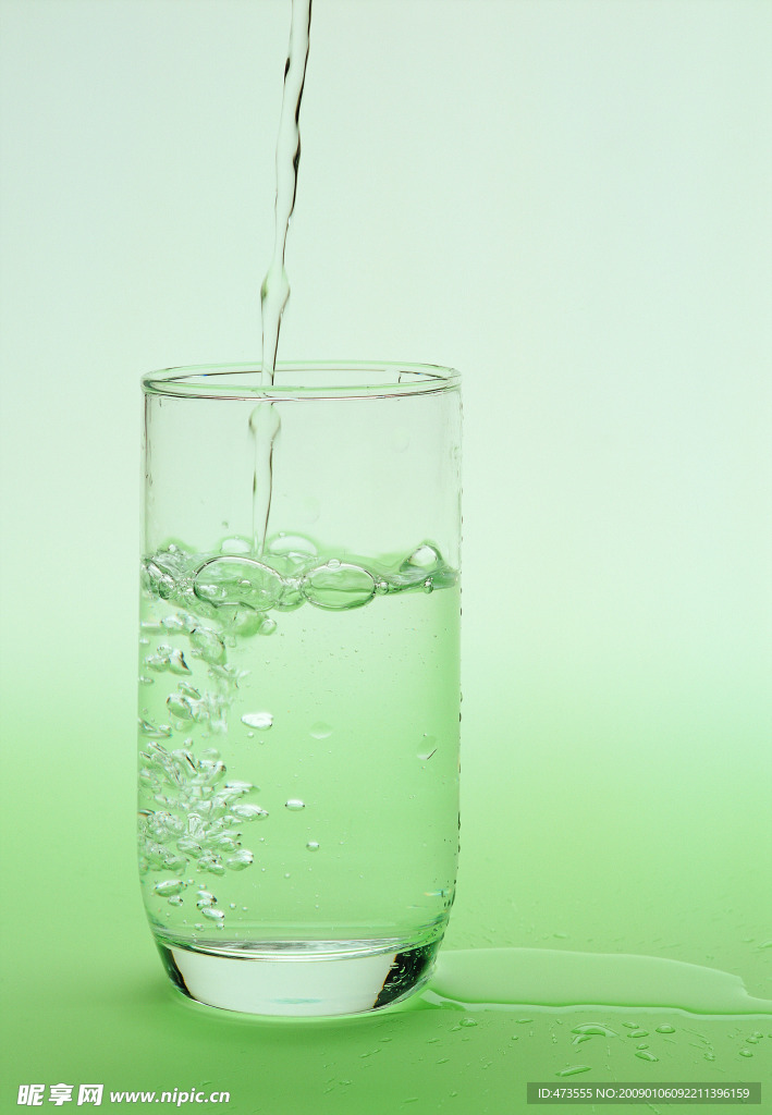 水滴和杯子