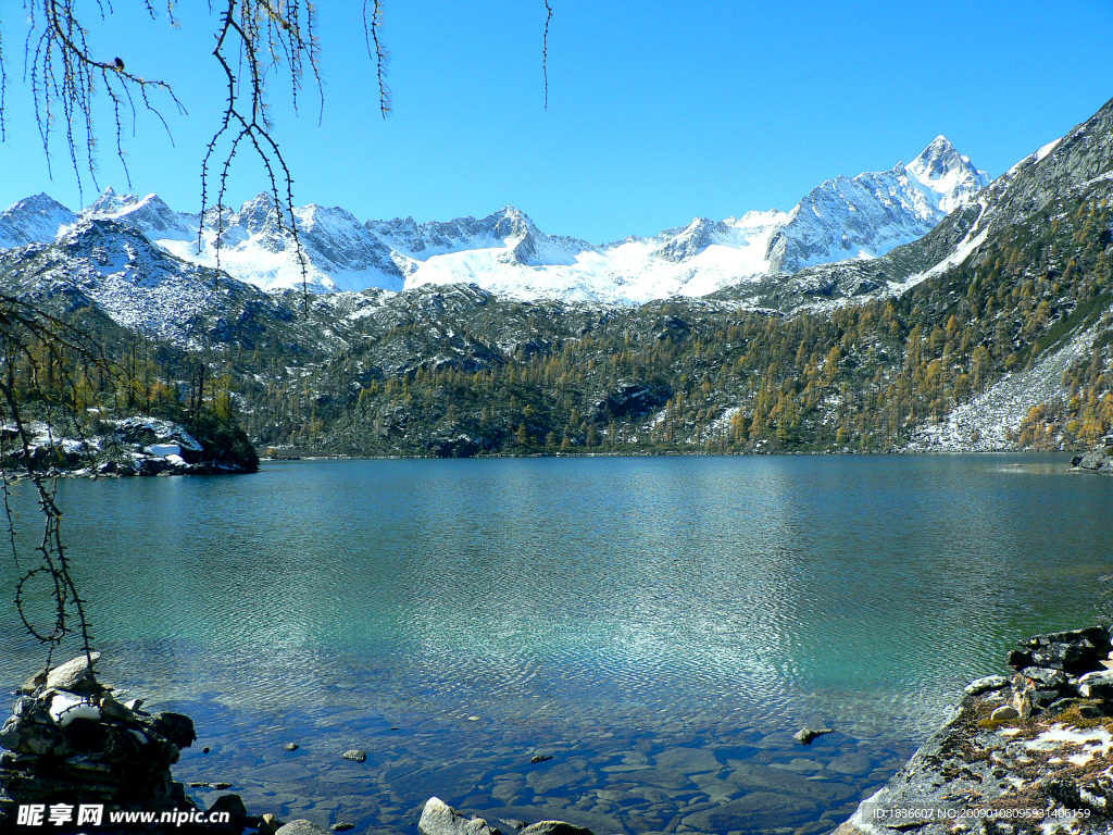 雪山湖水
