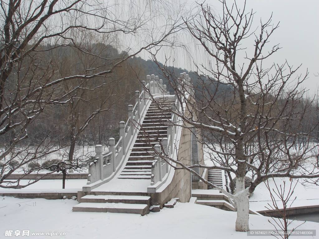 雪中拱桥