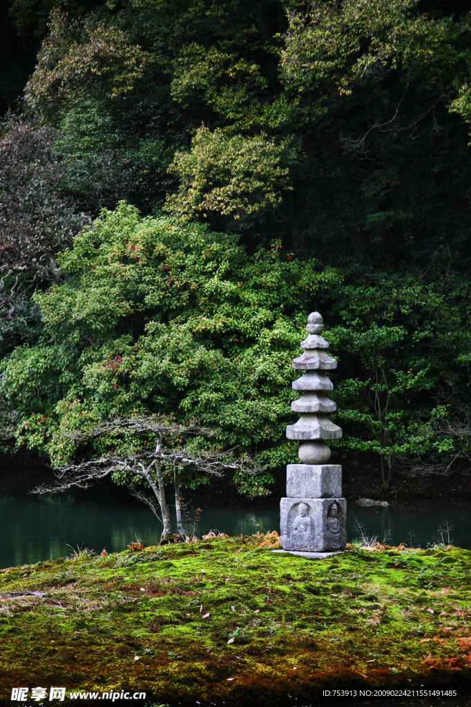 金阁寺的小石塔