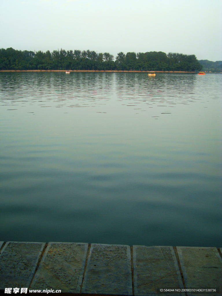 平静的湖面