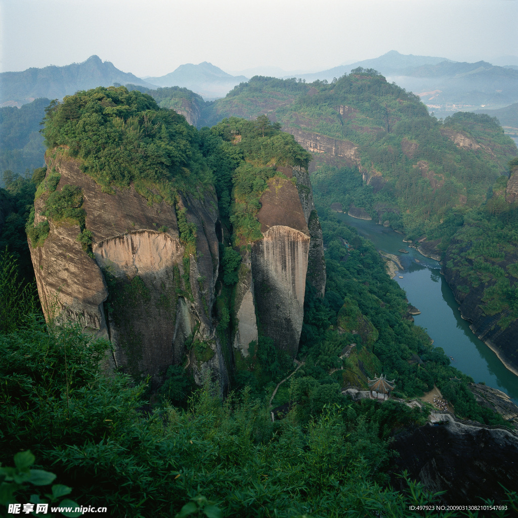 山水环绕