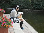 湖边看书的姑娘