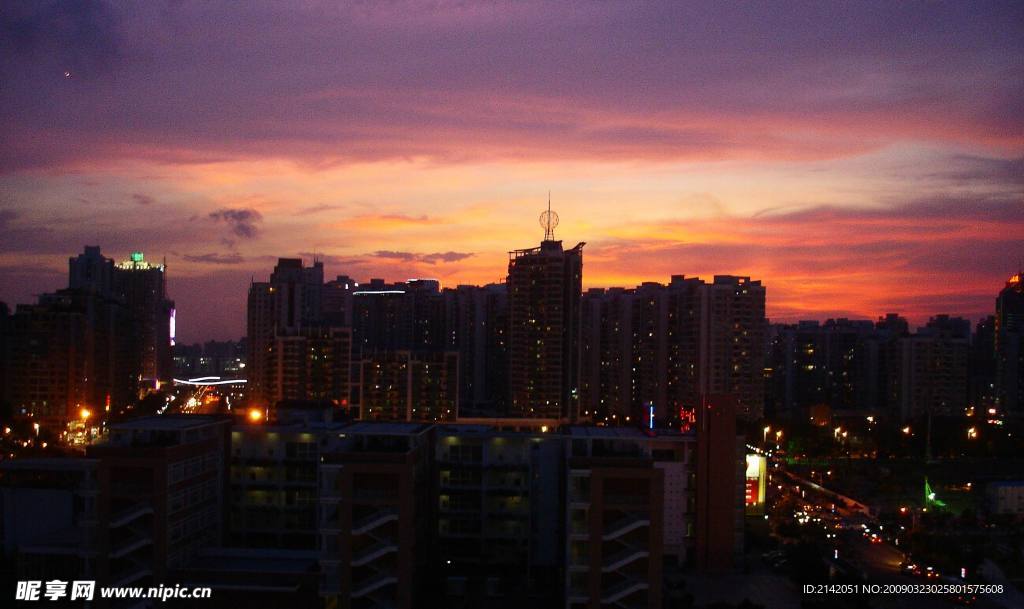 阳台上的晚景